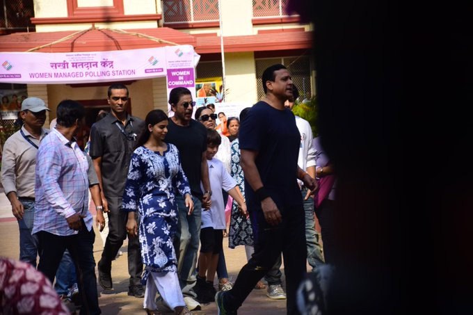 ShahRukhKhan Was Spotted at a Polling Booth in #Mumbai to Cast a Vote in the Ongoing Lok Sabha 2024 Elections. His Family Joined Him Too