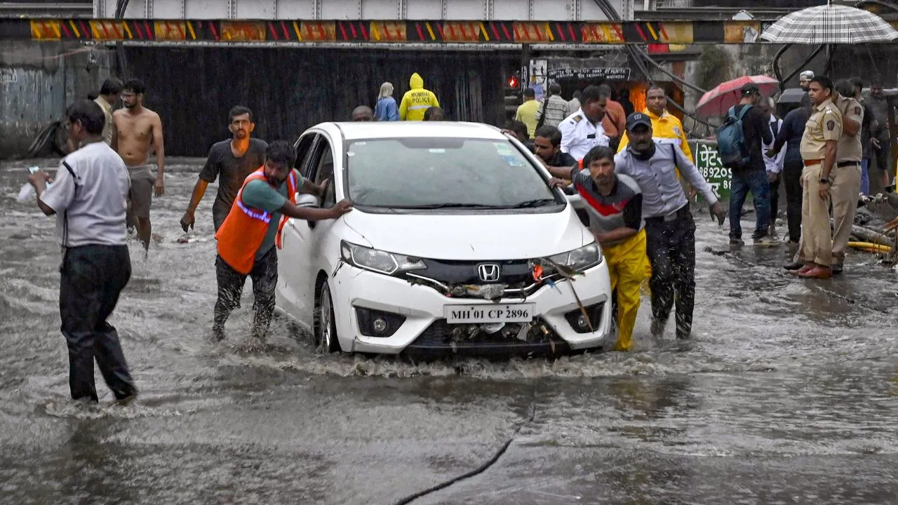 Mumbai Me Monsoon Ki Entry, Pehli Baarish Me Hi BMC Ke Daave Fail Hue, Kayi Jagah Paani Bhara