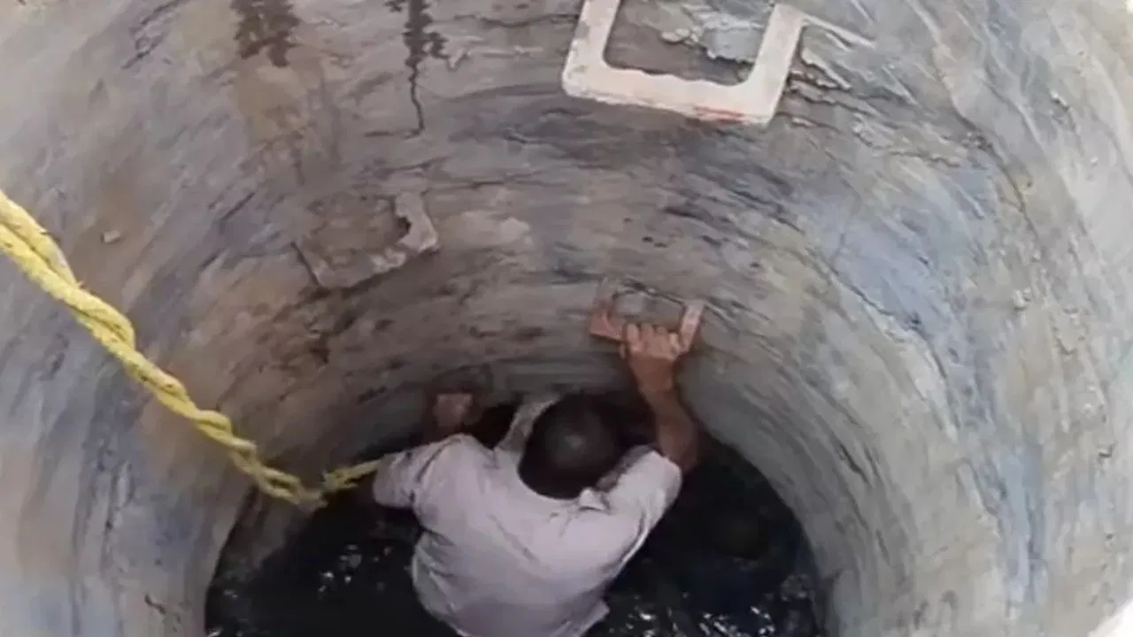 Toilet Chamber Me Safai Karne Gaye 2 Workers Ki Death Hui, 1 Ki Halat Critical Hai at Malwani Malad