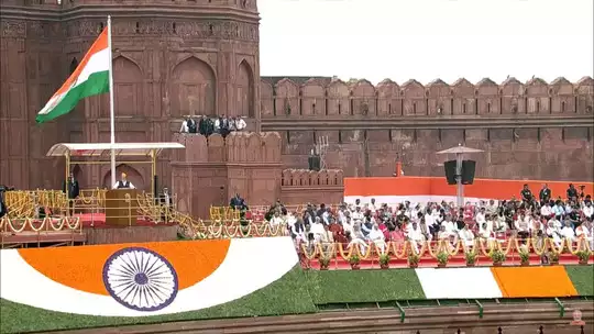 Lal Qila Par Tiranga Lehrate Hue PM Narendra Modi Ne 15 August Ke Mauqe Par Deshwasiyon Ko Azadi Ki Mubarakbad Diya