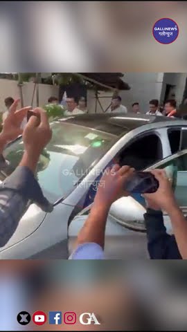 Kejriwal Reach Mumbai Airport