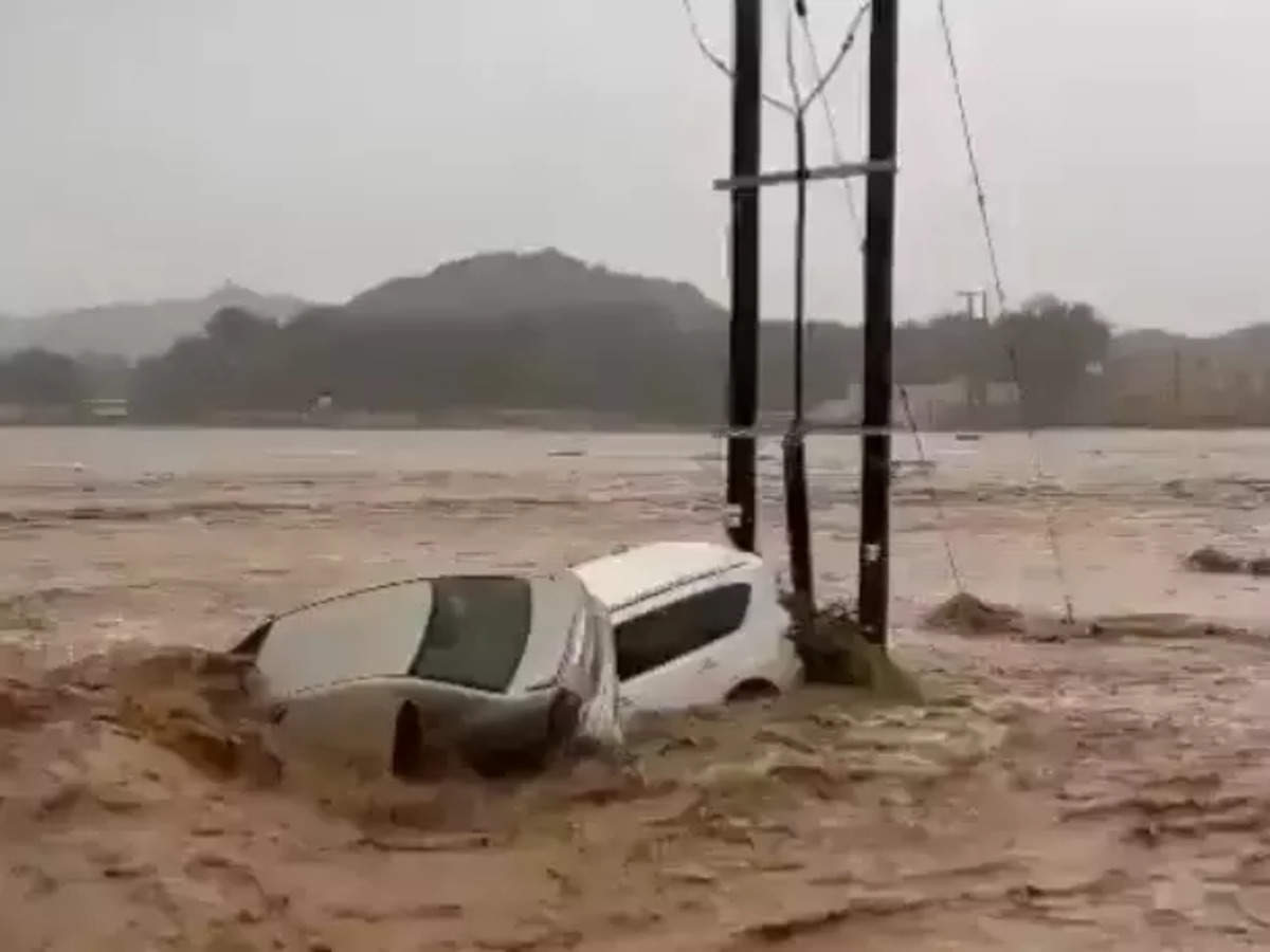 Oman Heavy Rain Flash Flood me 13 Logon ki death hui, zyadatar students they, bahut logon ko rescue kiya gaya