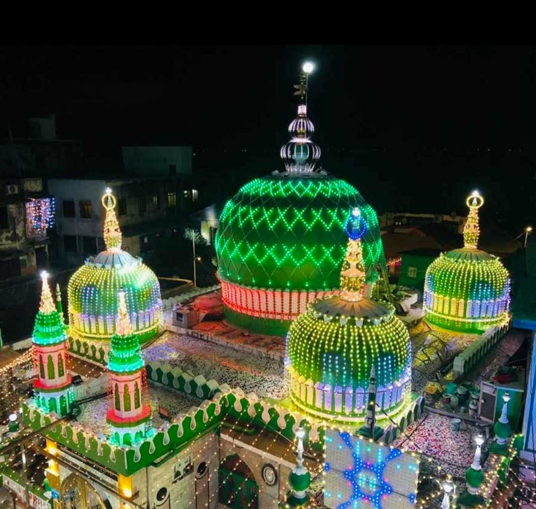 Naya Saal Dua Prathna Karke Manaya Lakhon Logon Ne Mumbai Me Religious Places Full Rahe Din Bhar