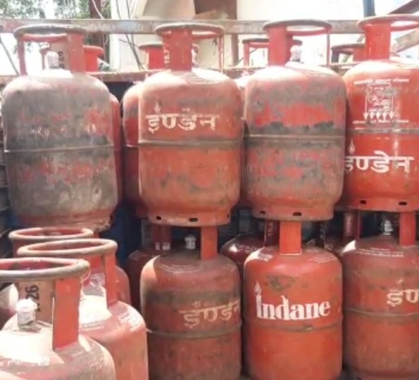 LPG Cylinder Se Gas Chori Karke Dusre Cylinder Me Bharne Aur Sale Karne Wale 2 Log Arrested By Shivajinagar Police At Govandi