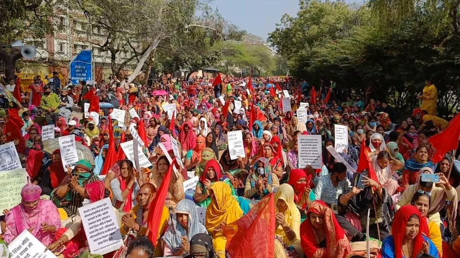 Anganwadi Sevika Ki Azad Maidan Me Hadtal Ke Baad Mahila Balkalyan Vibhag Ne Notice Issue Kiya