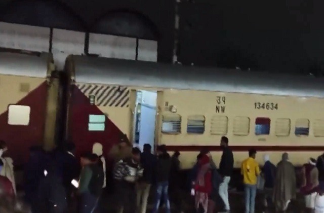 Train Derailed – Jodhpur Bhopal Passenger Train Ke 2 Dabbe Utre Patri Se At Kota