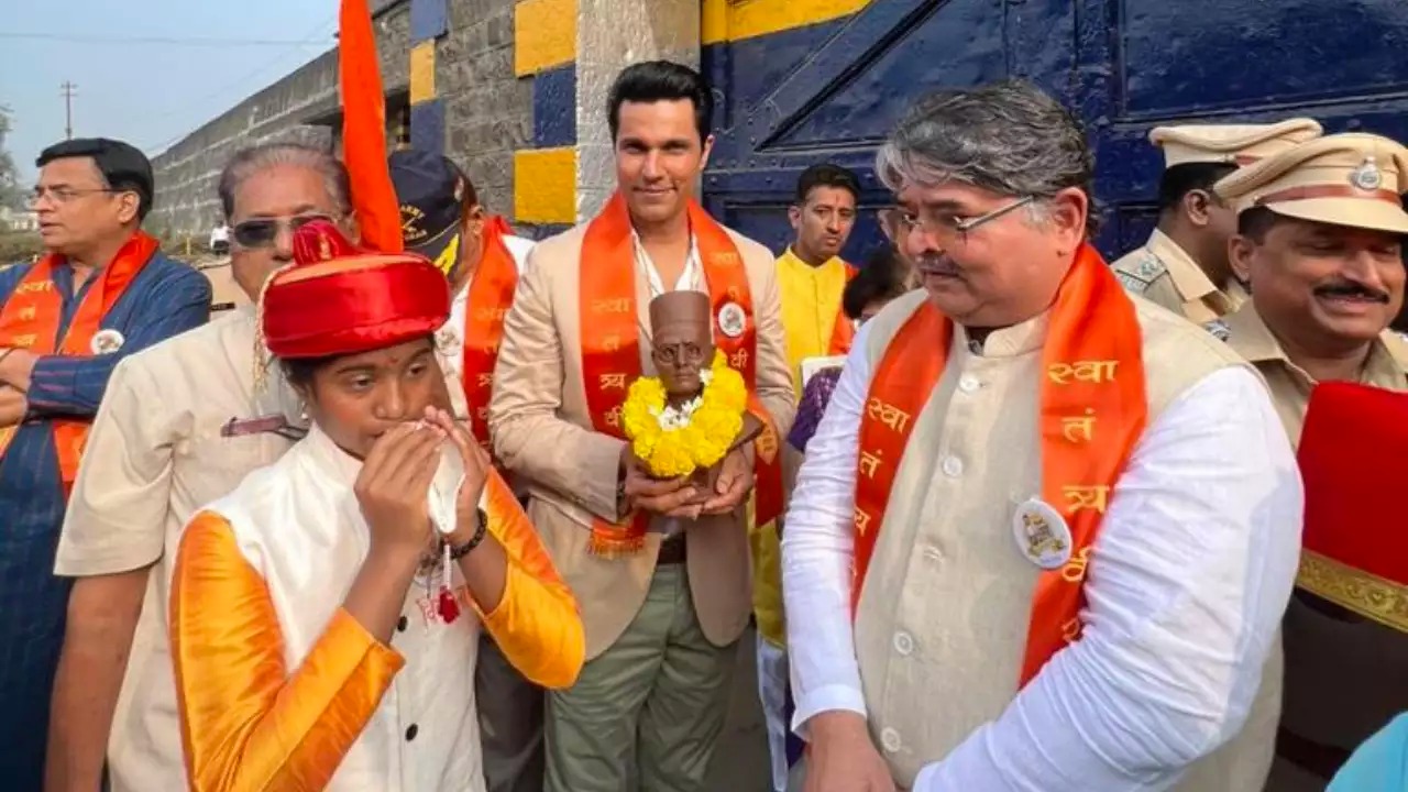 Actor Randeep Hooda Ne Swatantra Veer Sawarkar Mukti Shatabdi Yatra Ko Hari Jhandi Dikahyi At Yerwada Central Jail Pune