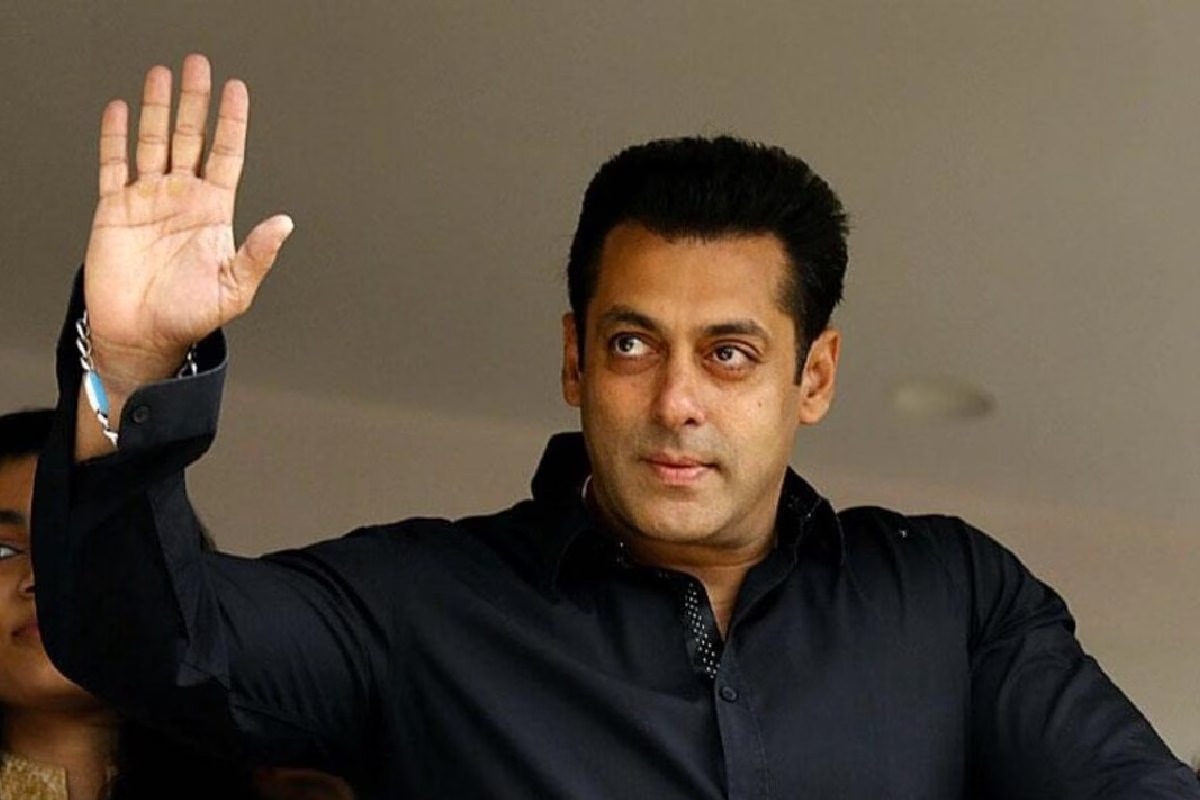 Salman Khan Ke Farm House Me 2 logon Ne Ghusna Chaha, Police Ne Kiya Detained, Khudko Bataya Fan