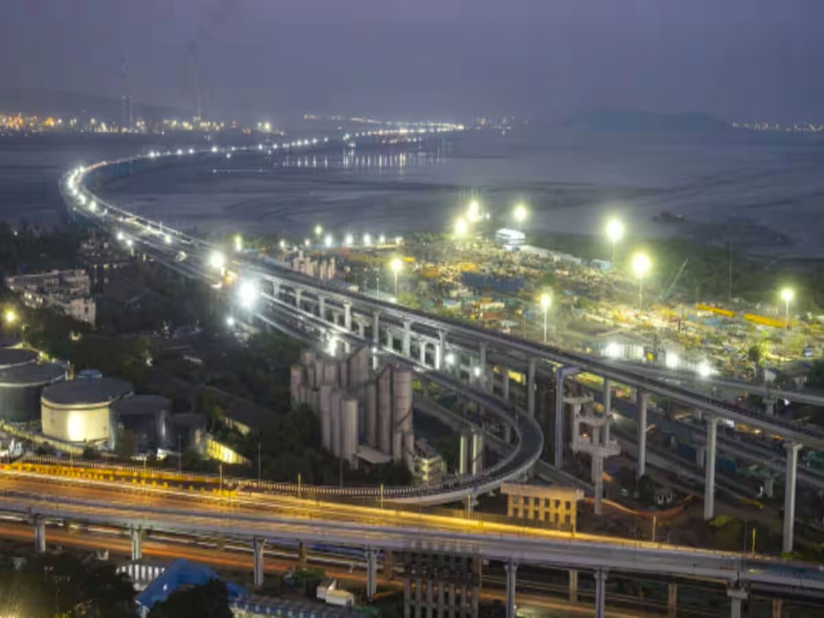 Atal Setu Bridge Par Daily 30 Hazar Ke Qareeb Gaadiyan Guzarti Hain jiss se 61.5 Lakh daily Toll collection aaraha hai