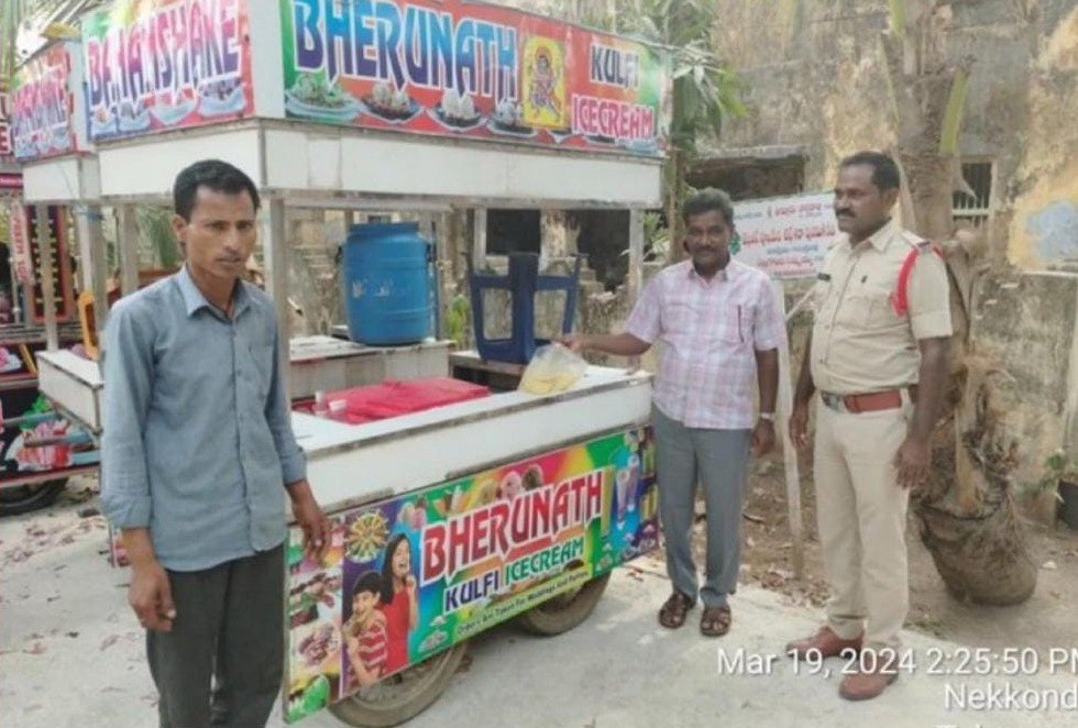 Ice Cream seller Kaaluram Kurbia arrested at Telangana, road par masturbate karke falooda me Semen milane ka aarop Video Viral