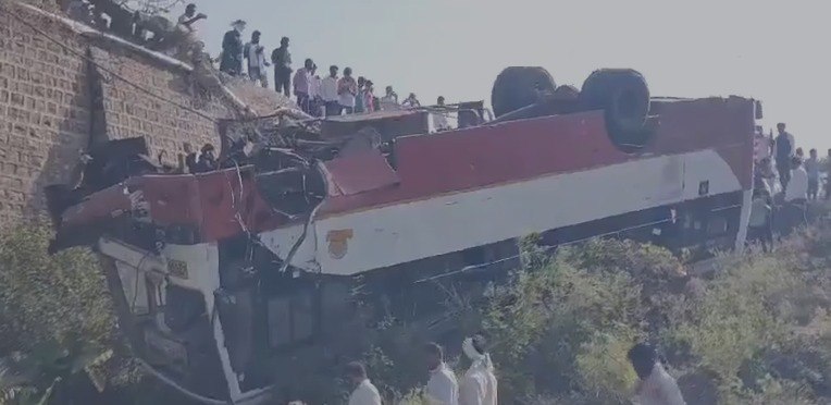 Bus giri Bridge ke neeche, 25 passenger injured hue at Maharashtra Parbhani