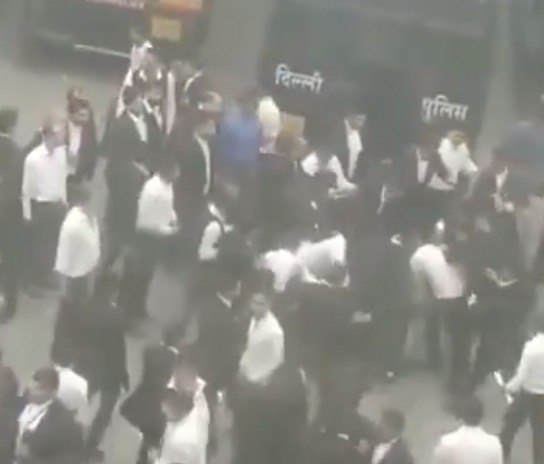 BJP Leader Senior Adv Gaurav Bhatia Ko Assault Kiya Gaya Noida Court Ke Andar Video Viral Hua