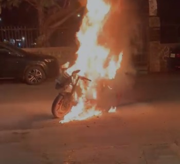 Bike Me Lagi Aag At Kafi Azmi Garden JVPD Juhu