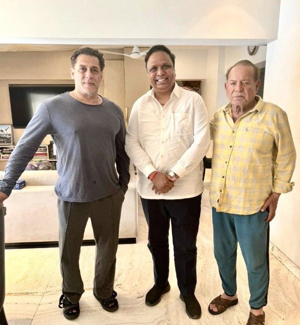 Actor Salman Khan Ki T-Shirt Mein Hole Hai? Photo Hua Viral, Mega Star Ki Sadgi Social Media Par Viral Hone Lagi.