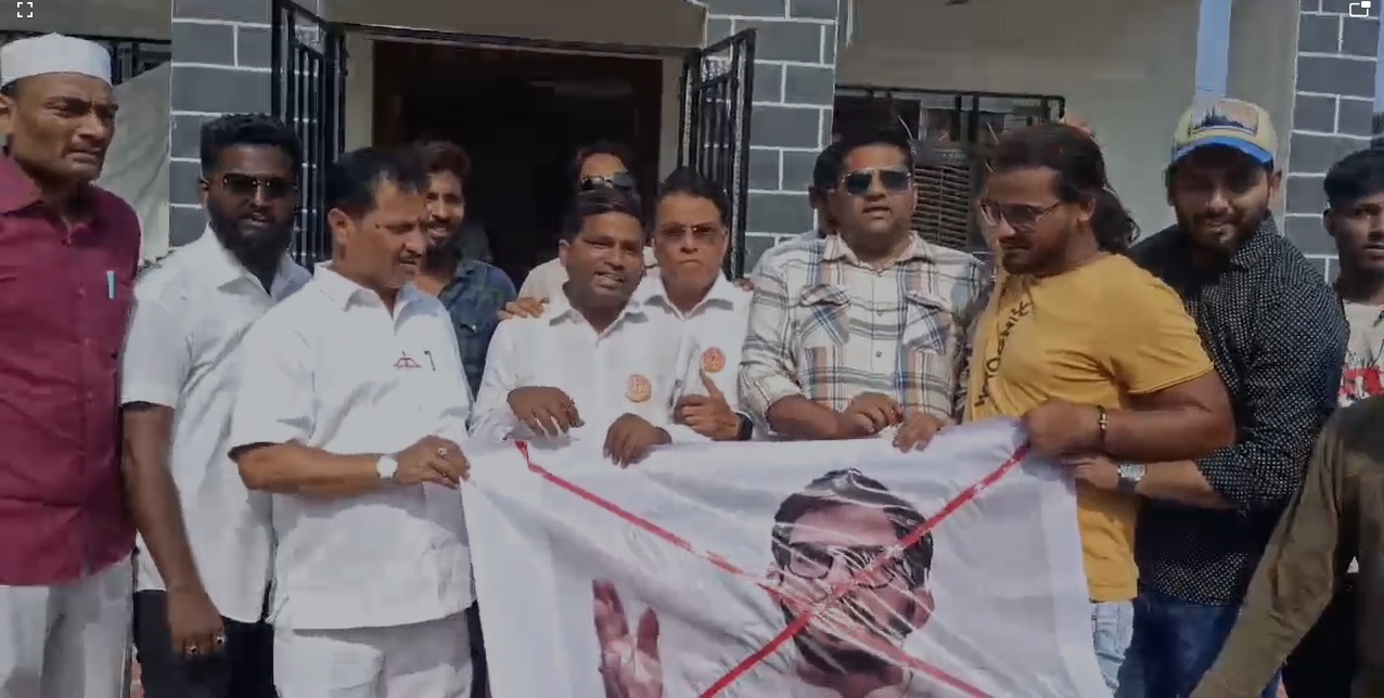 Shinde Gut Ke Karyakarta Ne Aditya Thackeray Ki Photo par …… Maar Kar Kiya Protest