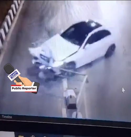Full Speed Mercedes Car Road s8de Railing se takrayi at Surat Video viral hua