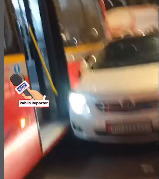 Bhendibazar Near Shalimar Hotel BEST Bus ne Car ko Side se Takkar maari