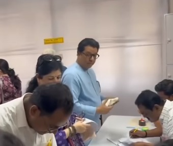 Raj Thaceray ne apne parivaar ke sath kiya vote