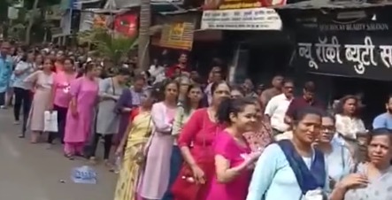 Logon ko Hujum dikha line me Vote karne ke liye at Dahiser East video viral