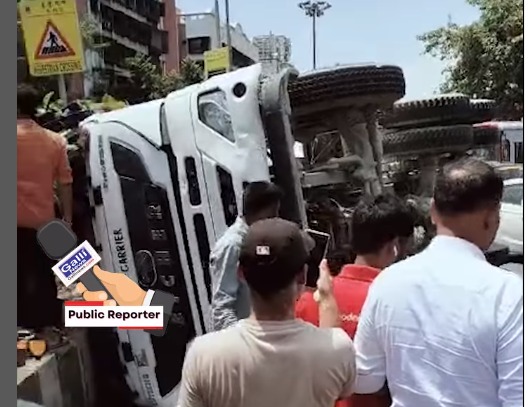 Oil Spill after Cement Mixture Truck Overturn at Oshiwara Adarsh Nagar Signal