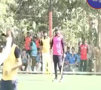 Heart Attack se hui Death, Cricket Match Khelte hue Six lagaya aur gira maidan me at Mira Road, Video hua Viral