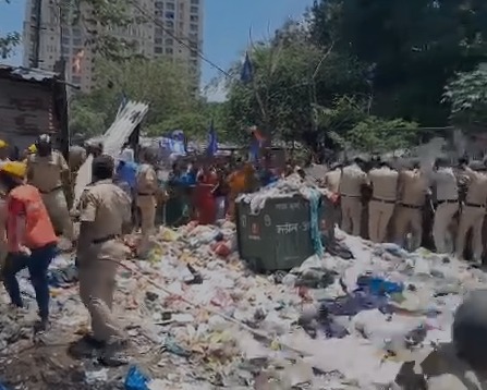 Police Par Pathrao Kiya Public Ne At Powai, Anti-Encroachment Drive Ke Waqt Public Bhadki