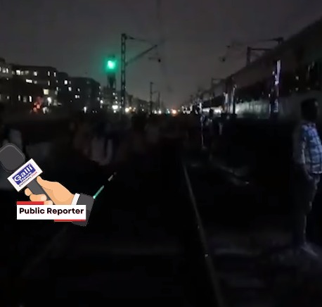 WR line affected – Nalasopara – Virar ke beech Express train kharab hone se local train ruki, log paidal jaane lage