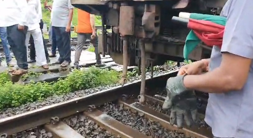 Train ki Coupling tooti – Engine aur kuch Dabbe aage badh gaye, baaki train peeche reh gayi, at Kasara station