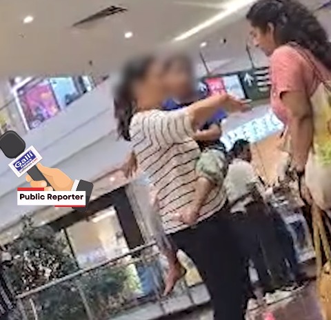 Bacchi Ka Pair Fasa Escalator Staircase Me At Kurla Phoenix Mall