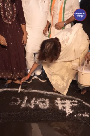 Khadde Par BMC Vikas Paint Kar Youth Congress Ne Kiya Protest At Jogeshwari And Andheri