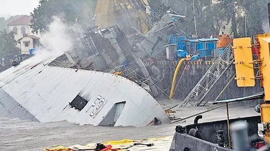 INS Brahmaputra, Mumbai Ke Naval Dockyard Me Khadi Ship Par Aag Lagi Thi, Missing Navy Sailor Ki Dead Body Mili