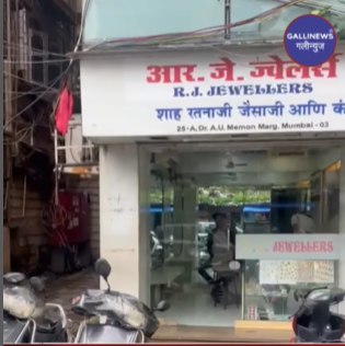 Dongri Jewellery Shop Mai Burkha Pahen Kar Chori Karne Aayi 2 Ladies Mai Se Ek Ko Public Ne Pakad Kar Police Ke Hawale Kiya