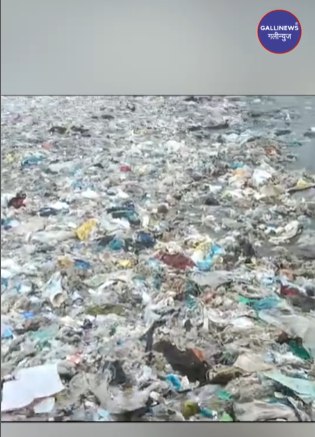 Plastic Ke Kachre Se Bhara Hua Hai, Madh Jetty Ka Samundri Kinara At Malad West, BMC Dhyan De