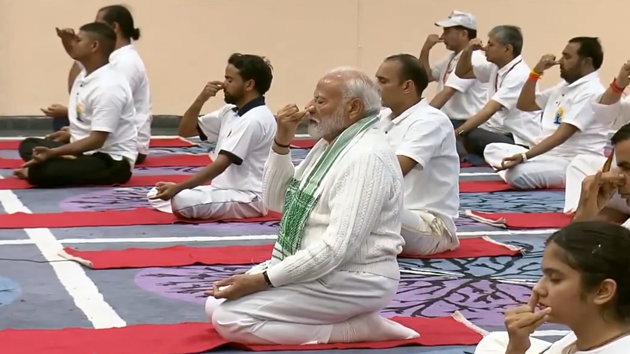 World Yoga Day Aaj Celebrate Kiya Gaya, PM Modi Ne Jammu & Kashmir Ke Srinagar Me Celebrate Kiya