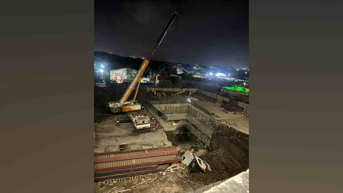 Zameen Dhans Gayi Poclain Sahit Driver Zameen Ke Neeche, Officers Ka Bana Container Bhi Gira, 6 Rescued, At Vasai Near Versova Bridge
