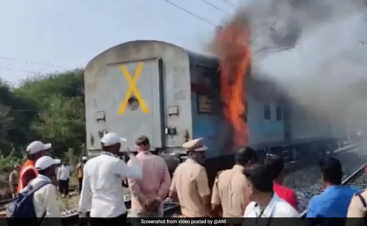Fire in Train – Mumbai to Gorakhpur Godan Express train me lagi aag at Nashik Road