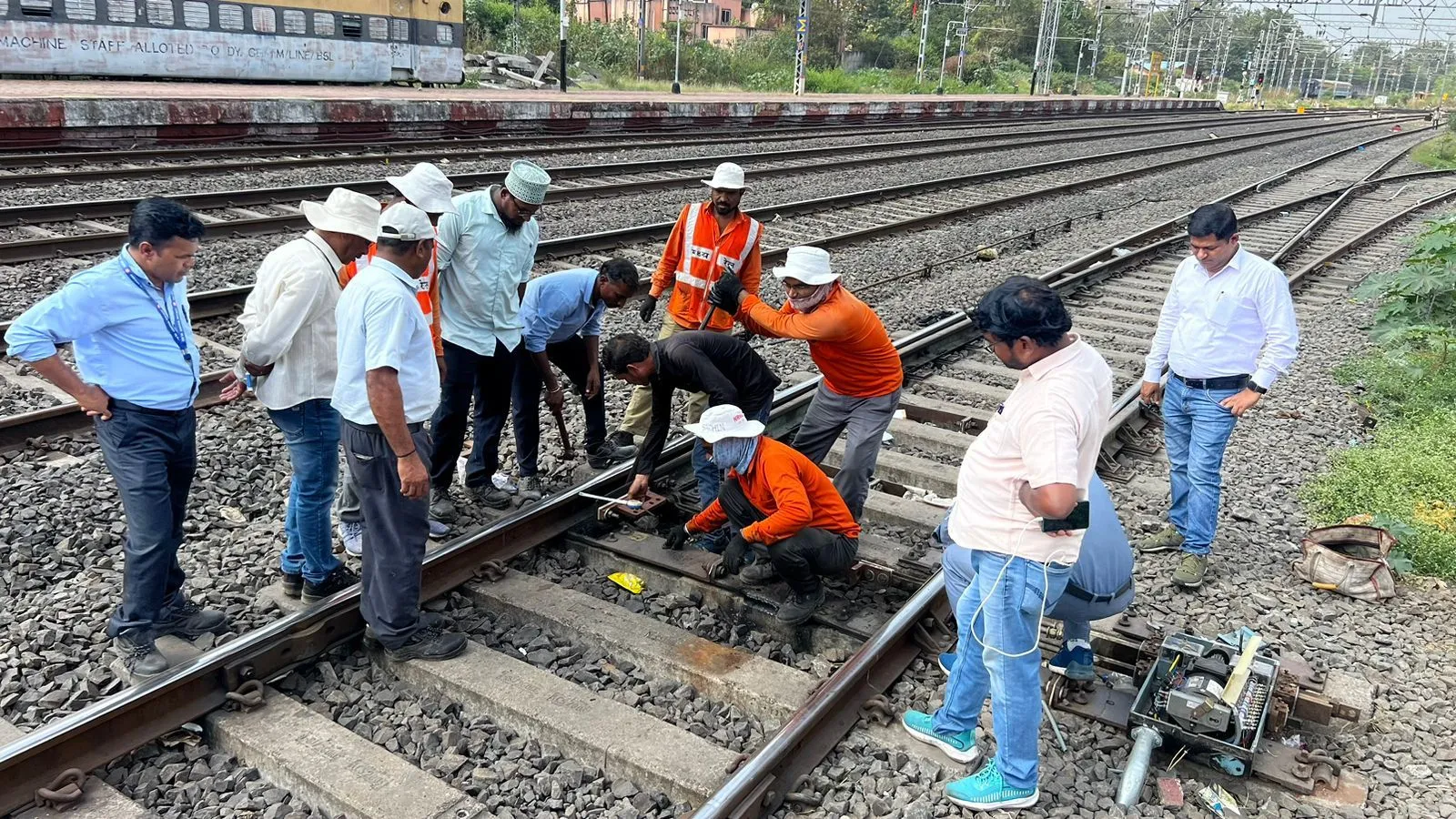 Local Train Sunday Block Update Western Central Aur Harbour Local Lines Par Kab Aur Kahan Rahega Block 7 July 2024