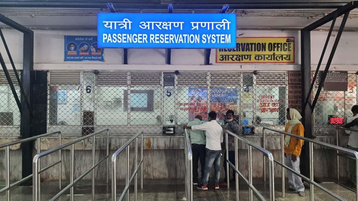 Mahila Railway Ticket Booking Clerk Ko Passengers Ne Maar Diya, Chutte Paise Ko Lekar Hua Vivad
