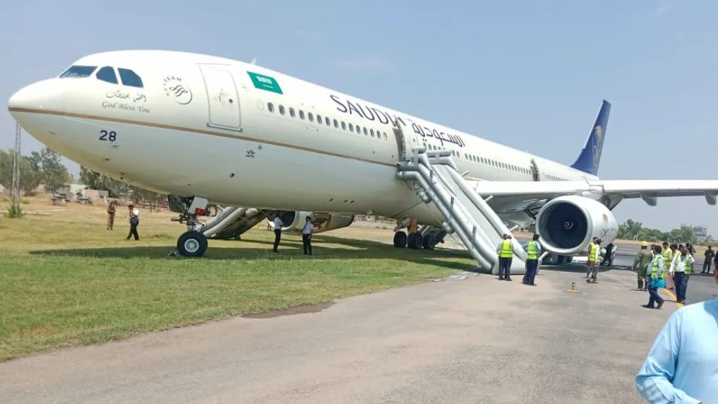 Fire In Saudi Airline Plane, Pakistan Ke Peshawar Airport Par Logon Ko Safely Utara Gaya