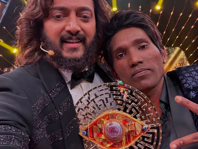 Bigg Boss 5 Marathi ke Winner rahe Suraj Chavan Trophy ke sath jeeta Lakhon rupiye aur EV Bike