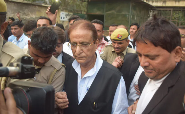 SP Ke Azam Khan Ko 10 Saal Ki Jail Aur Rs 14 Lakh Jurmana Sunaya Rampur MP/MLA Court Ne, 8 Saal Purane Case Me