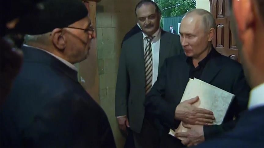 Russian President Vildamir Putin Ne Quran Paak Ko Chum Kar Use Sine Se Lagaya, Video Ho Raha Hai Tezi Se Viral.