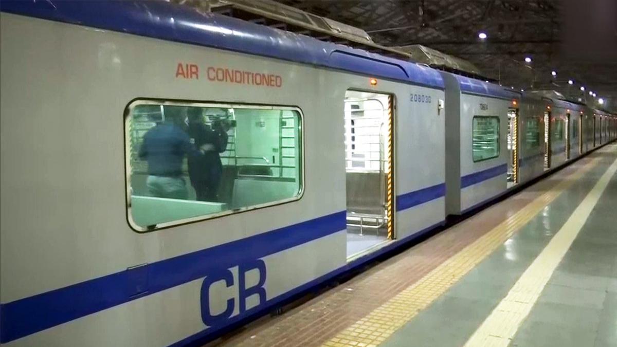 AC Local Train Ki Cooling Bandh, Kalyan Se CSMT Jaa Rahe Travellers Ki Halat Kharab, Gardi Me Ek Mahila Chakra Kar Giri