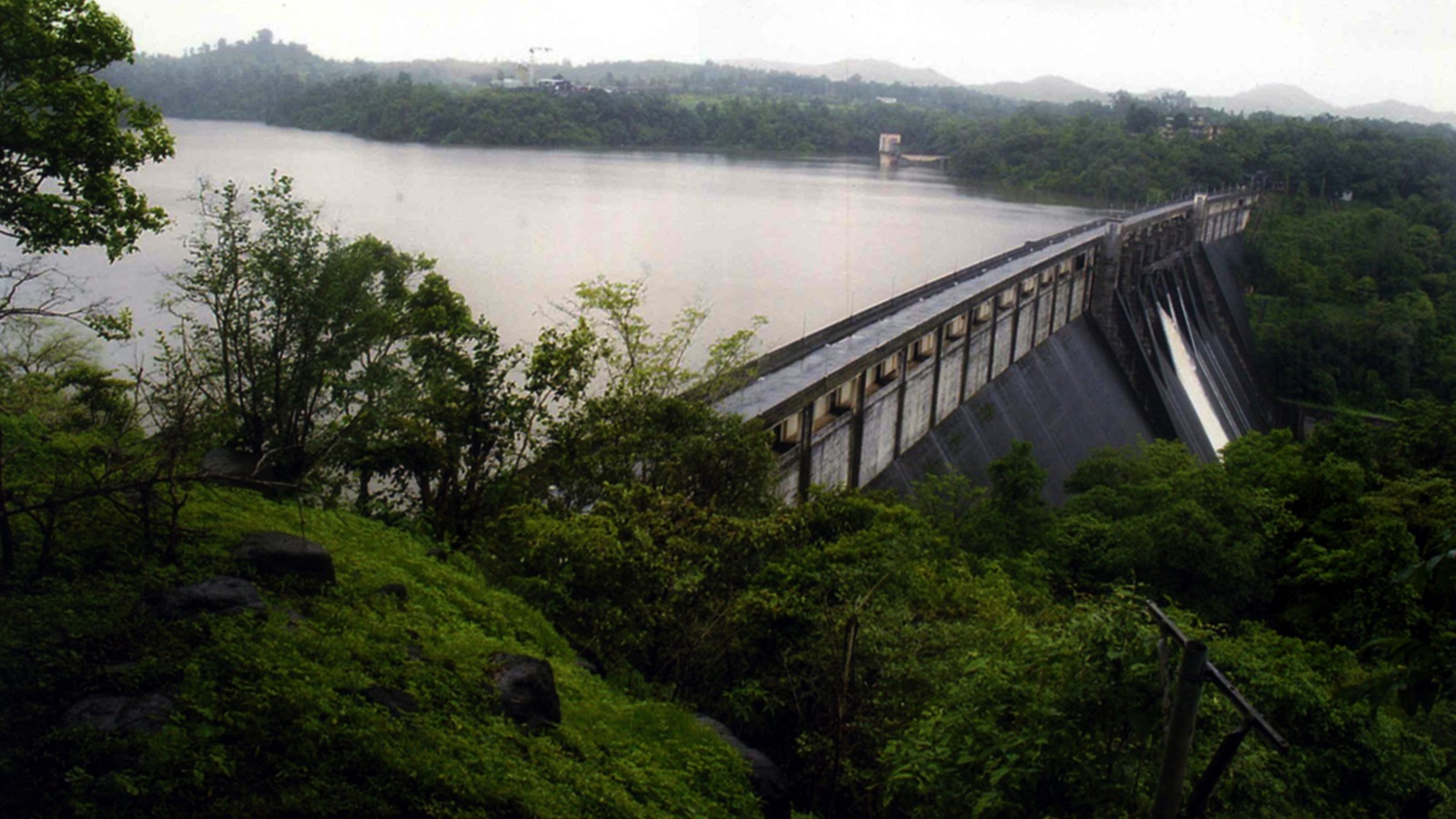 Mumbaikar Ko Water Supply Karne Wali Middle Vaitarna Lake Hui Overflow, BMC Ne Bataya Aaj Total Water Level 90 Percent Hua