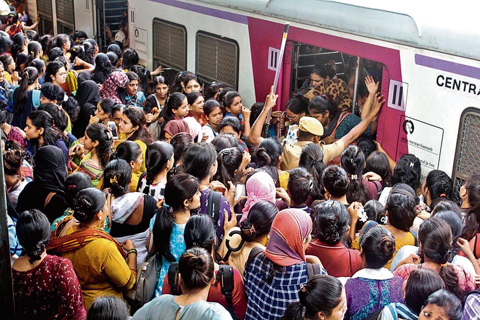 Local Train Se Girkar Ek Shakhs Ki Death Hui, Central Railway Ke Mumbra-Diva Ke Beech, Gardi Me Gira Shakhs.