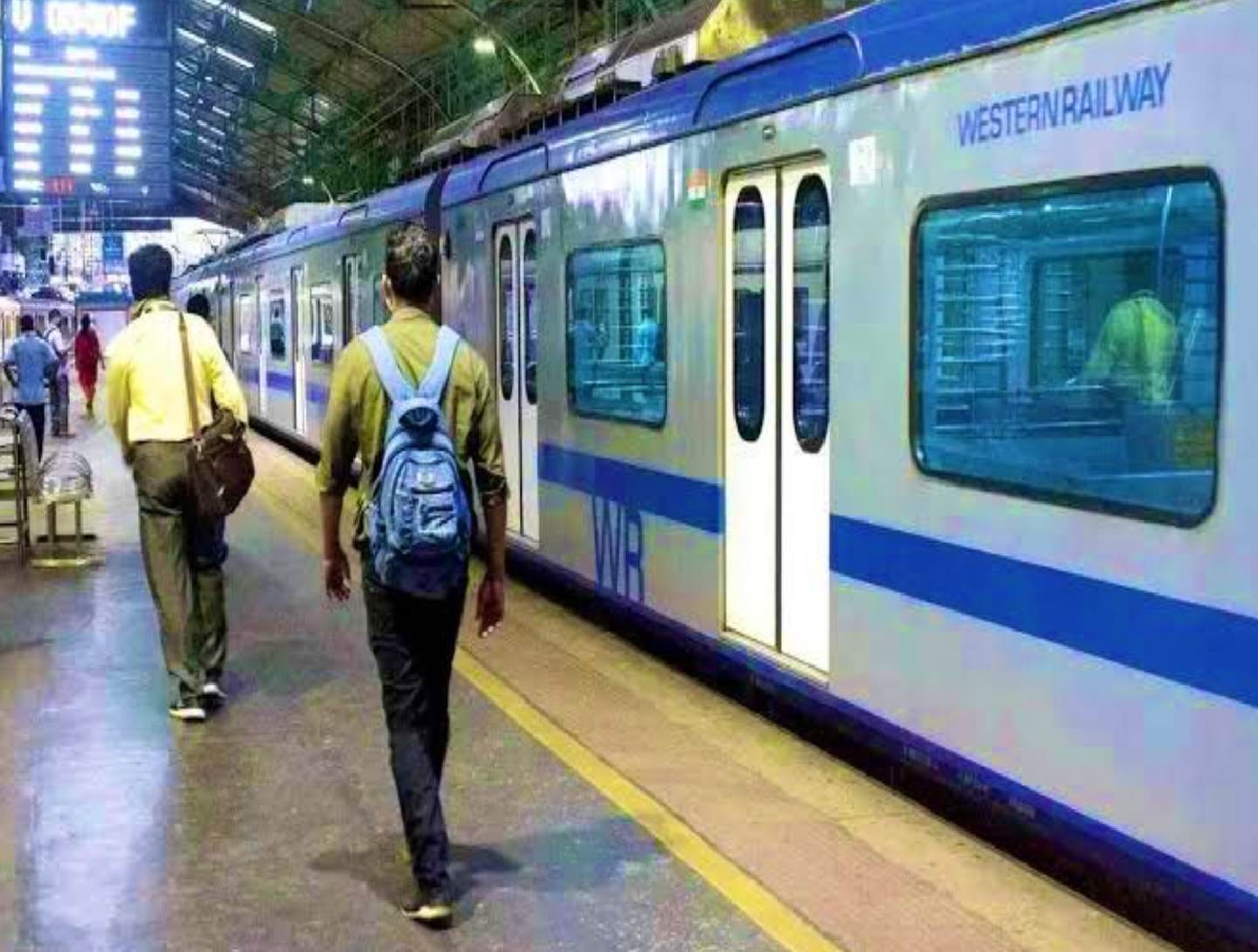 Hai Garmi – Badhti Garmi Se Pareshan Mumbaikars Ab AC Local Se Travel Karna Pasand Kar Rahe Hain, Monthly Pass Ka Sale Badha