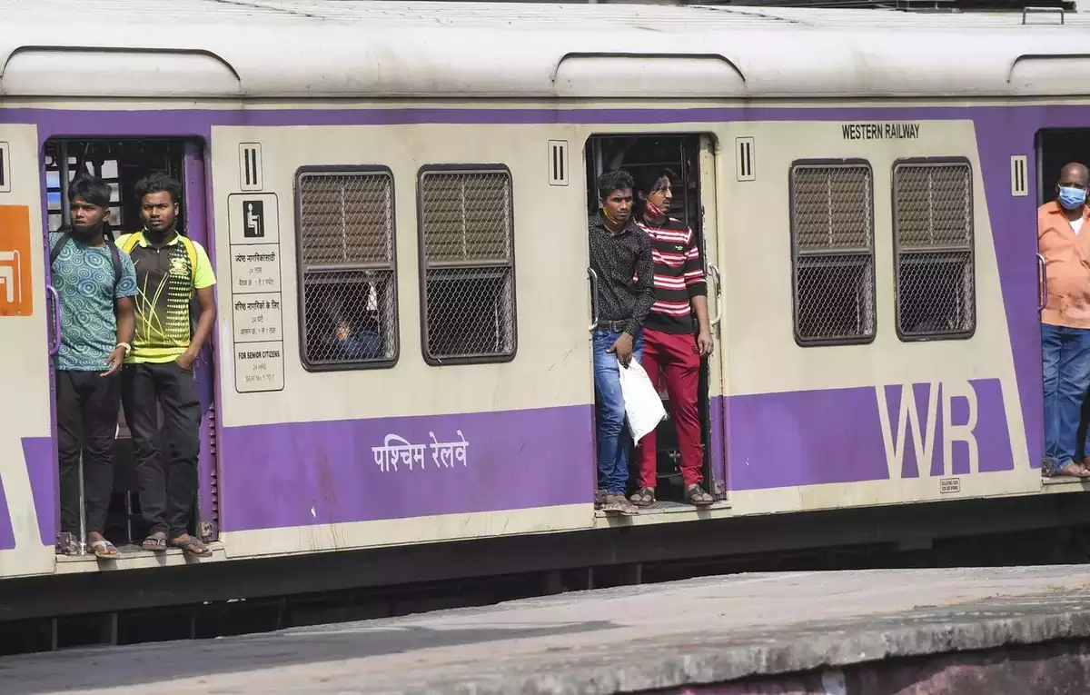 Mumbaikars Ab Western Railway Ke Local Train Me Motorman Ke Coaches Ke Side Digital Display Dekhne Milega Travellers Ko.