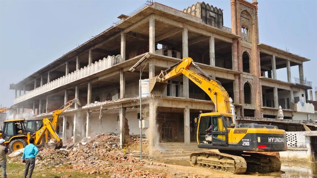Kushinagar m Madni masjid par chala buldozer, atikaraman k naam par kab tak ho gi buldozer kaarvai?