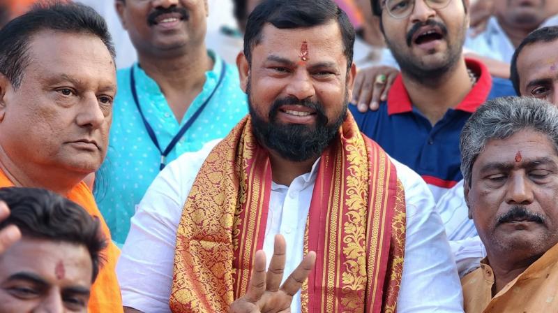 Aurangzeb Ki Qabar Par Bulldozer Chalane Ki Mang Kiya Telangana MLA Raja Singh Ne CM Fadnavis Se.