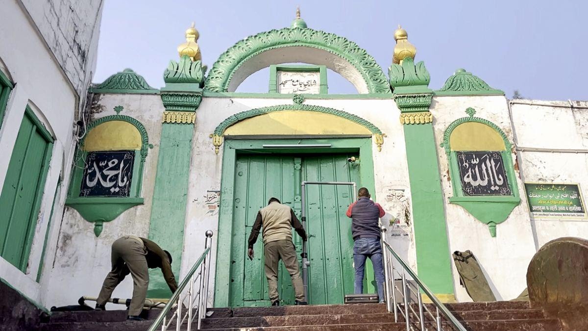 Ab nafrati chintuao ko Sambhal Masjid mein namaz per bhi aitraz, Jama Masjid ka board bhi hatane ki, ki gai maang.